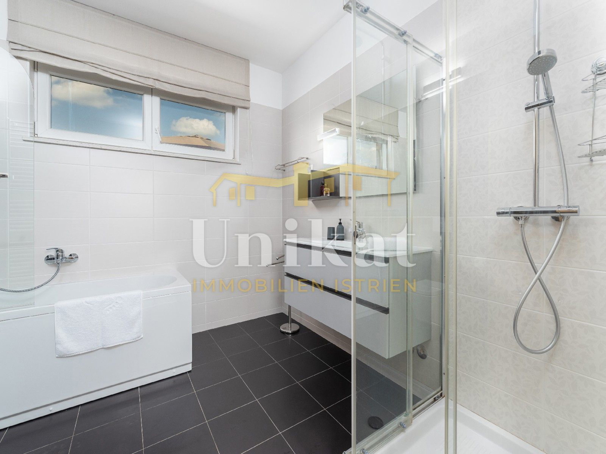 Villa moderna con piscina interna ed esterna